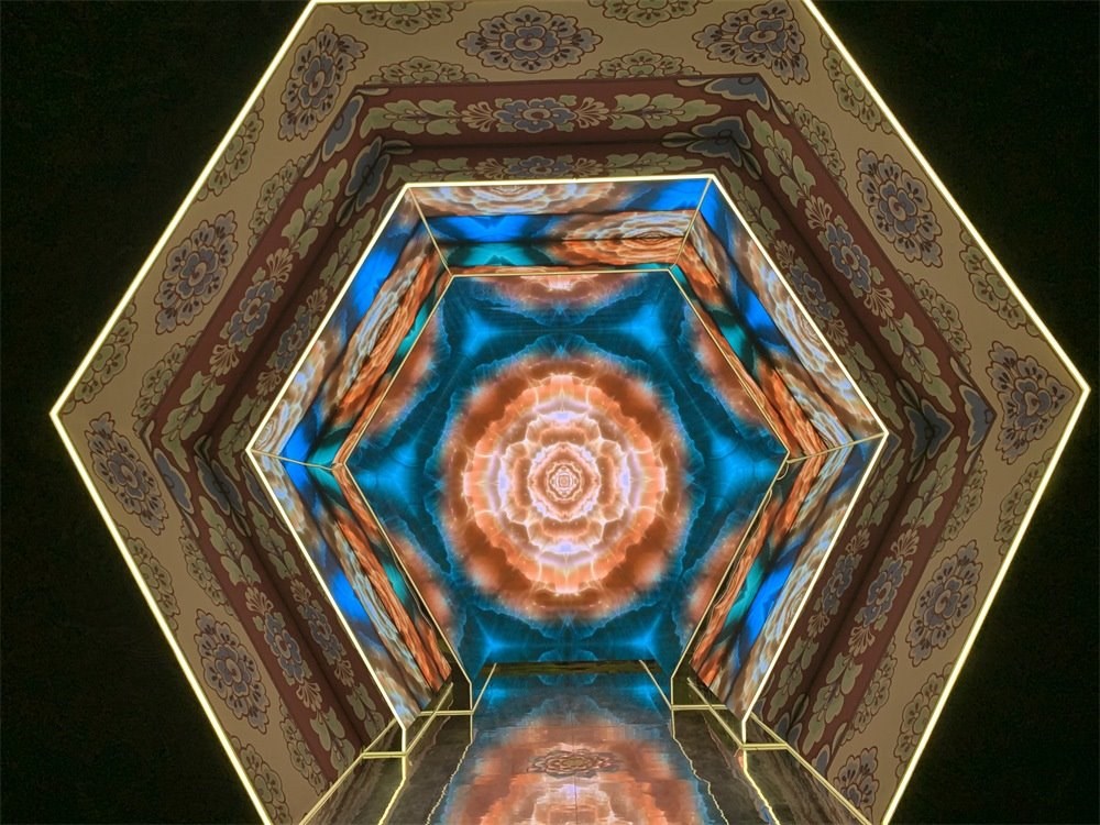 中國(guó)國(guó)家博物館“華彩萬(wàn)象——石窟藝術(shù)沉浸體驗(yàn)”現(xiàn)場(chǎng)。人民網(wǎng)記者 韋衍行攝