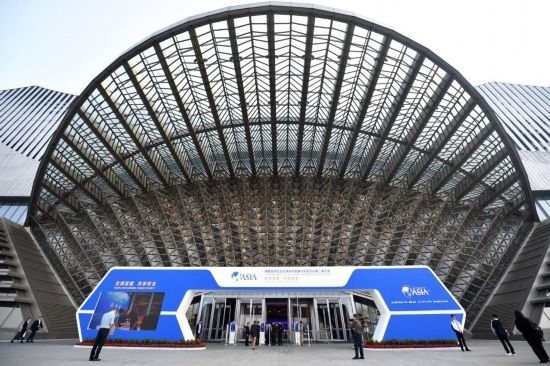 2023年10月30日，參會嘉賓步入長沙國際會議中心。當日，以“全球發(fā)展 共享安全”為主題的博鰲亞洲論壇全球經(jīng)濟發(fā)展與安全論壇第二屆大會在湖南長沙開幕。新華社記者 陳振海 攝