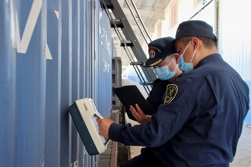 海關(guān)關(guān)員使用手持式輻射探測(cè)儀對(duì)中老鐵路入境貨物進(jìn)行檢測(cè)。張釋巍攝