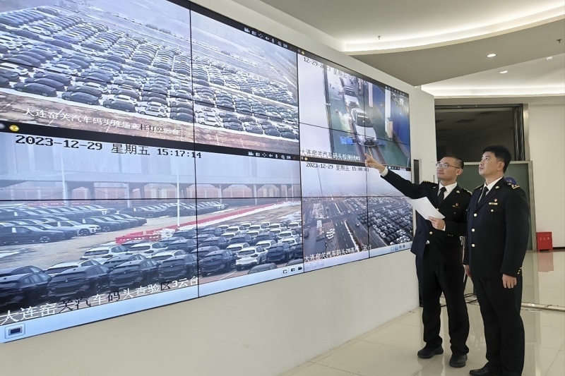 海關(guān)關(guān)員視頻巡查出口汽車場(chǎng)地。李進(jìn)攝