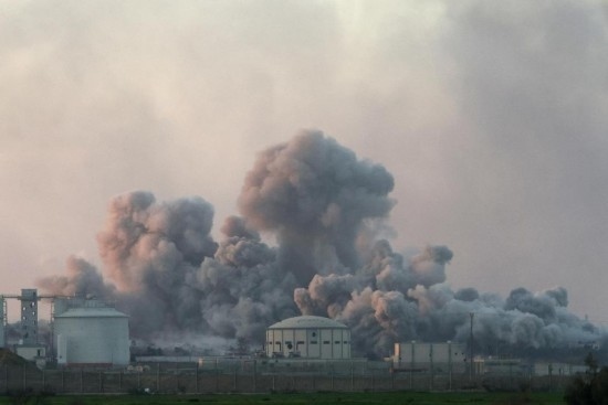  這是1月6日從加沙邊境以色列一側(cè)拍攝的加沙北部遭襲情況。新華社發(fā)（伊蘭·阿薩亞格攝/基尼圖片社）