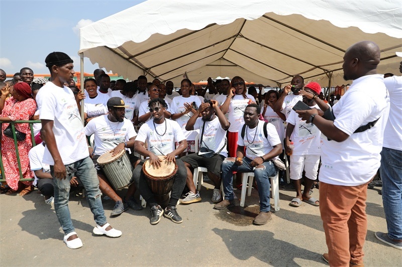 當(dāng)?shù)孛癖姂c祝通車。中建國際中西非公司供圖。