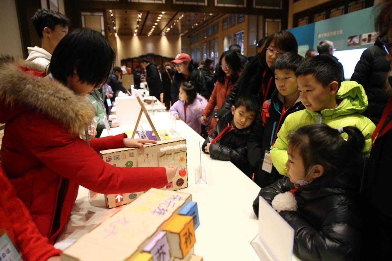 學(xué)生現(xiàn)場演示科創(chuàng)作品。主辦方供圖