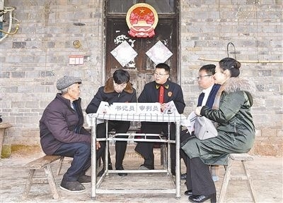  圖②：調(diào)解現(xiàn)場(chǎng)。