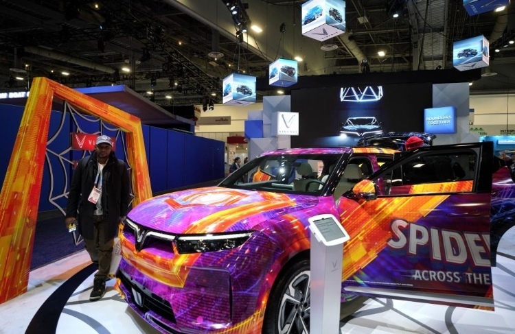 1月11日，人們?cè)诿绹咕S加斯消費(fèi)電子展越南電動(dòng)汽車制造商VinFast展臺(tái)參觀。新華社記者吳曉凌攝