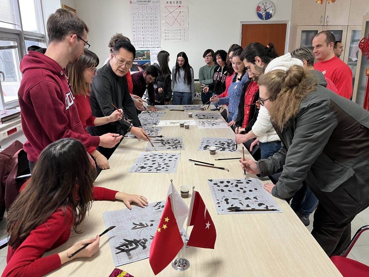 學(xué)生體驗(yàn)書法。中東技術(shù)大學(xué)孔院供圖