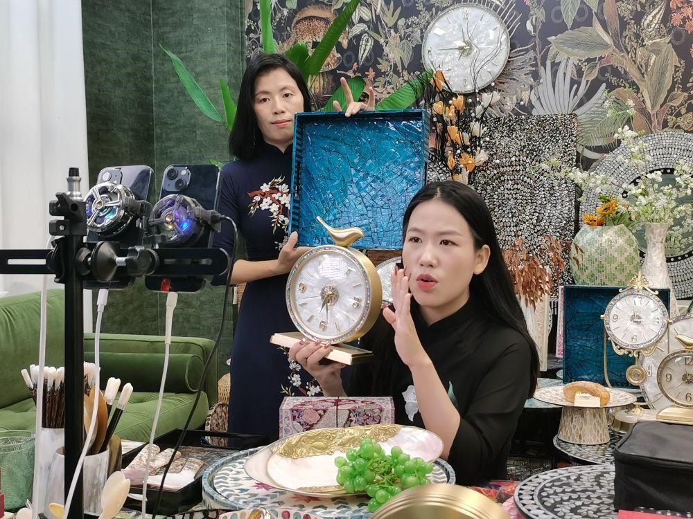 △在廣西防城港東興市一個(gè)電商直播間里，主播在進(jìn)行活動(dòng)推介。