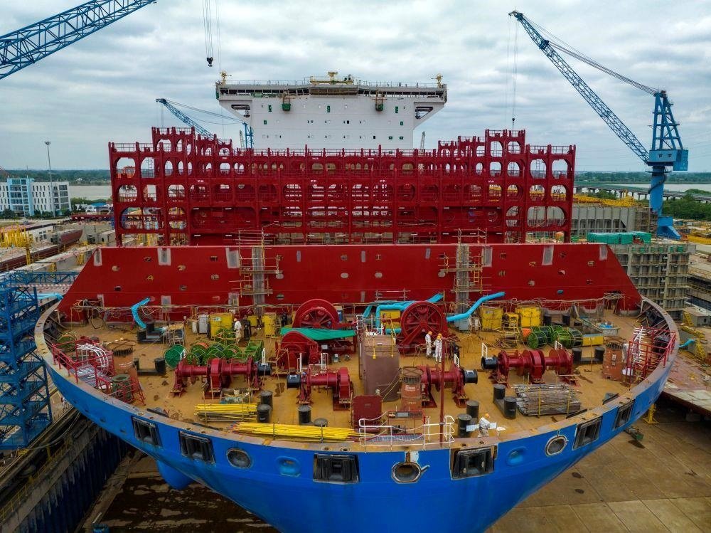 △2023年5月7日，江蘇揚(yáng)州中遠(yuǎn)海運(yùn)重工有限公司工人在作業(yè)。