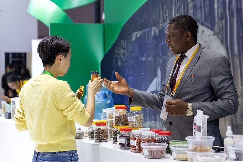 △2023年11月7日，在進(jìn)博會(huì)國(guó)家館尼日利亞館，展商介紹尼日利亞產(chǎn)品。