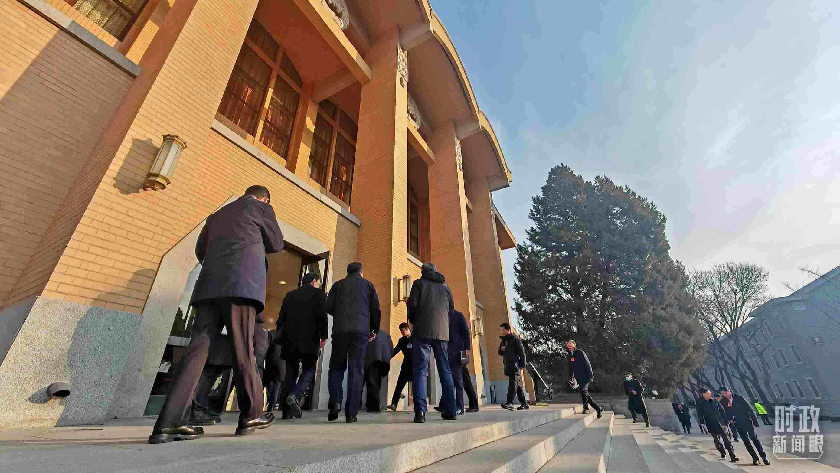 △省部級(jí)主要領(lǐng)導(dǎo)干部推動(dòng)金融高質(zhì)量發(fā)展專題研討班的學(xué)員們正在進(jìn)入會(huì)場。（總臺(tái)央視記者王策拍攝）