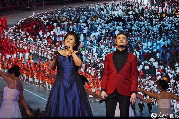 圖為中法藝術(shù)家聯(lián)袂演唱《我和你》。人民網(wǎng)記者 尚凱元攝