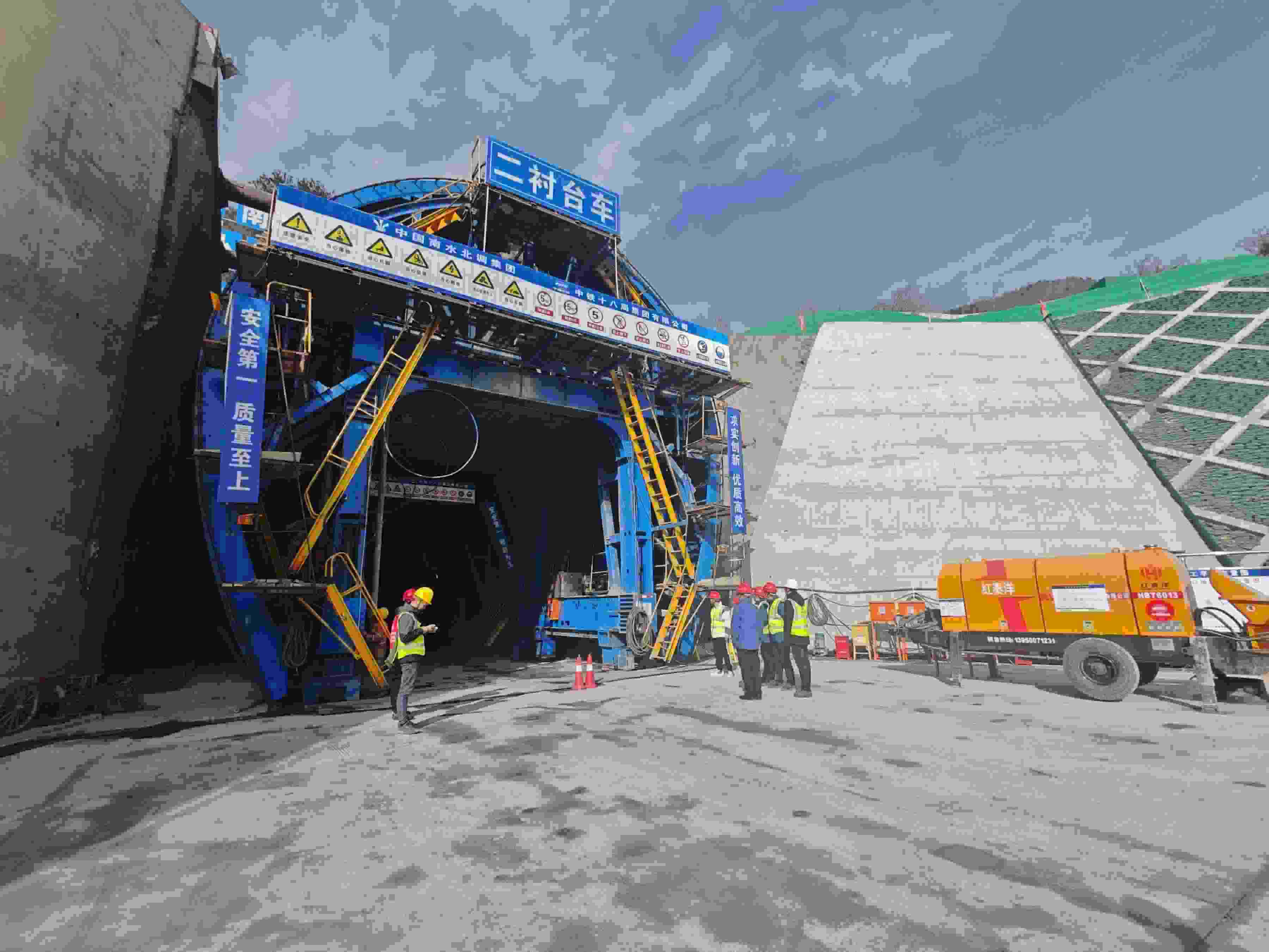 湖北省襄陽市?？悼h馬良鎮(zhèn)的引江補(bǔ)漢工程輸水隧洞8號平洞施工現(xiàn)場。受訪者供圖