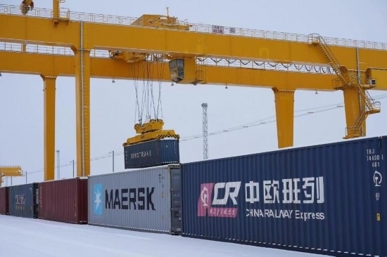 霍爾果斯口岸鐵路換裝場(chǎng)內(nèi)正在進(jìn)行集裝箱換裝作業(yè)。（受訪單位供圖）