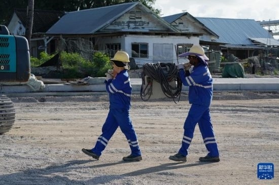 1月18日，工作人員在瑙魯艾沃港碼頭升級(jí)改造項(xiàng)目工地工作。新華社記者 王申 攝