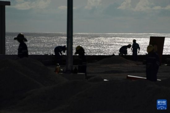 1月18日，工作人員在瑙魯艾沃港碼頭升級(jí)改造項(xiàng)目工地工作。新華社記者 王申 攝