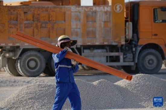 1月18日，工作人員在瑙魯艾沃港碼頭升級(jí)改造項(xiàng)目工地工作。新華社記者 王申 攝
