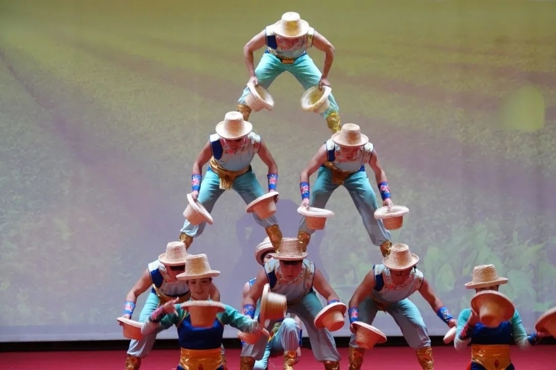 雜技表演“草帽歡歌” 。貝寧中國文化中心供圖