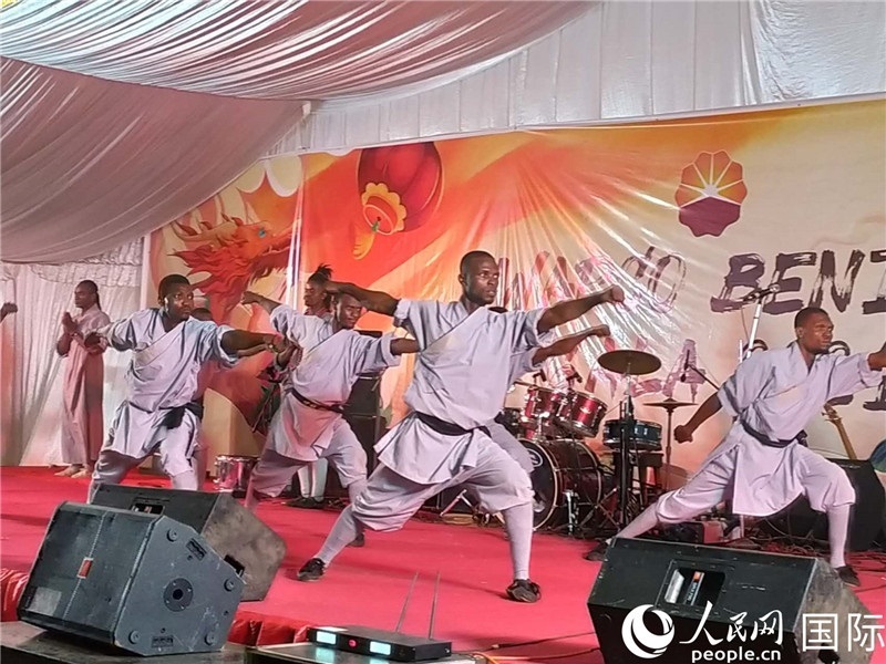 貝寧中國文化中心武術(shù)隊(duì)在進(jìn)行表演。人民網(wǎng)記者 黃培昭攝