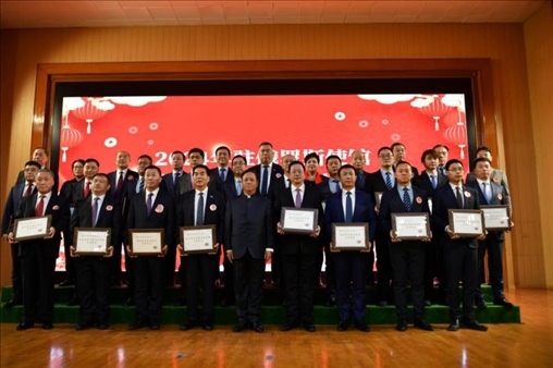 張漢暉為獲獎(jiǎng)單位和個(gè)人頒發(fā)獎(jiǎng)狀。駐俄羅斯使館供圖