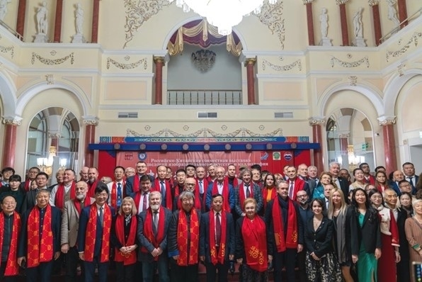 中俄書法美術作品聯展與會來賓共同合影留念。駐俄羅斯使館供圖