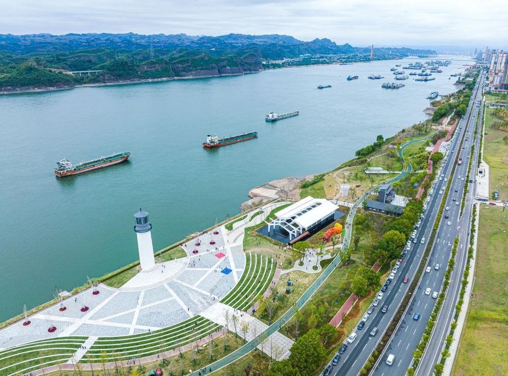 △湖北宜昌市濱江公園燈塔廣場(chǎng)。該廣場(chǎng)是在實(shí)施岸線復(fù)綠等綜合措施后，由老舊碼頭改造而成。