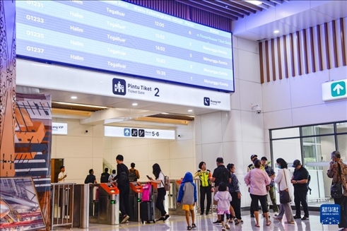 1月24日，在印度尼西亞雅加達(dá)哈利姆站候車大廳，乘客刷票前往站臺。新華社記者 徐欽 攝