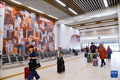 1月24日，在印度尼西亞雅加達(dá)哈利姆站，乘客在候車大廳內(nèi)行走。新華社記者 徐欽 攝