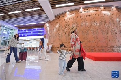 1月24日，在印度尼西亞雅加達(dá)哈利姆站，乘客在候車大廳內(nèi)行走。新華社記者 徐欽 攝