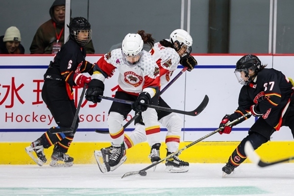 雙方球員爭(zhēng)搶。中國(guó)冰球協(xié)會(huì)供圖