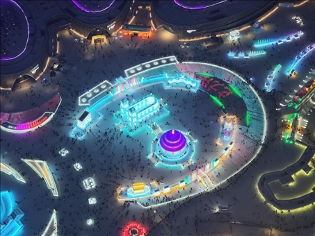 這是2023年12月27日在哈爾濱冰雪大世界拍攝的以巴黎圣母院和北京天壇為核心的冰建景觀群。