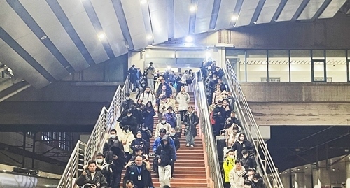 2024年鐵路春運今日啟動，旅客進入站臺準備乘車。人民網(wǎng)記者 喬雪峰攝