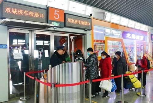 哈西公路客運站內(nèi)旅客檢票排隊上車。黑龍江省交通運輸廳供圖