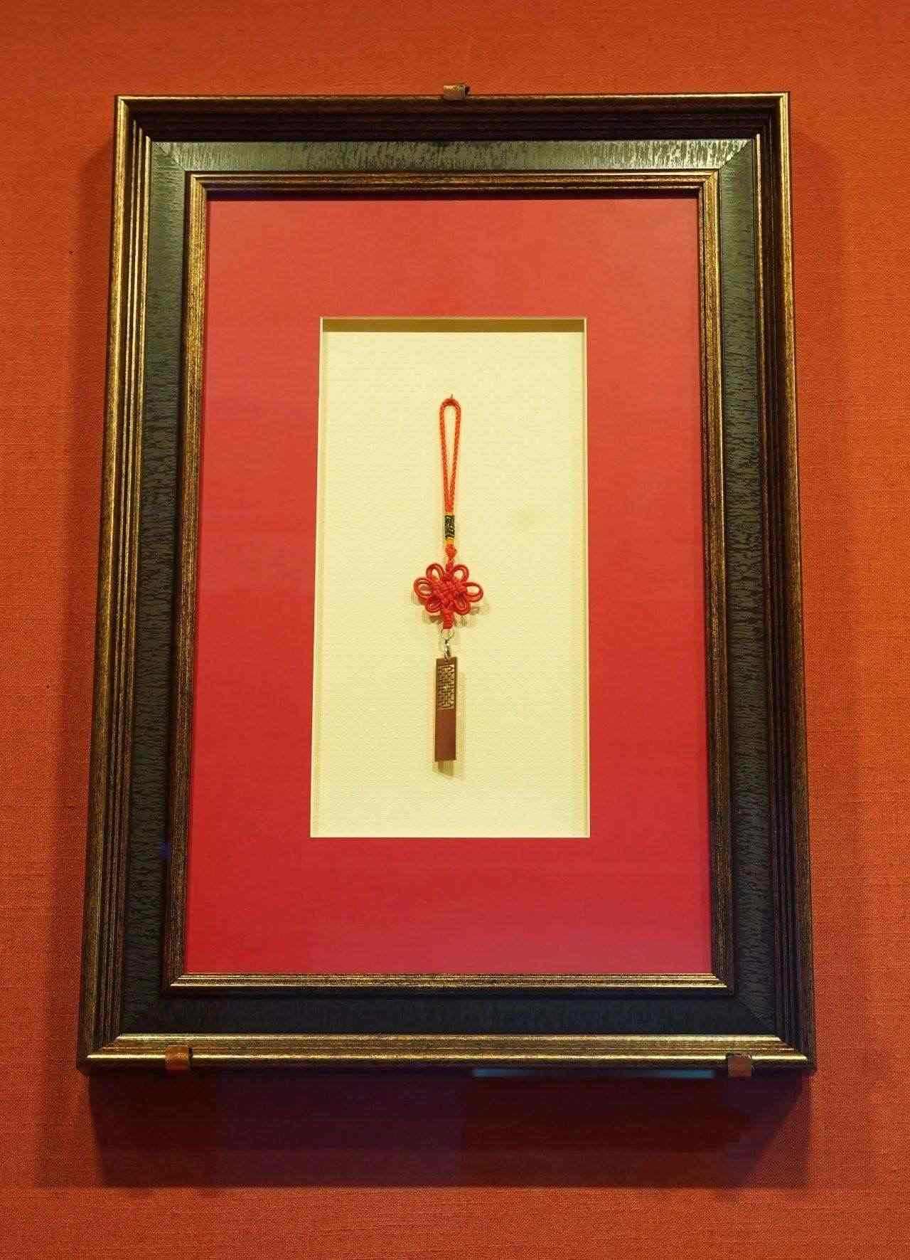 2017年5月，時任肯尼亞總統(tǒng)烏胡魯·肯雅塔贈送習近平主席的蒙內(nèi)鐵路紀念U盤。