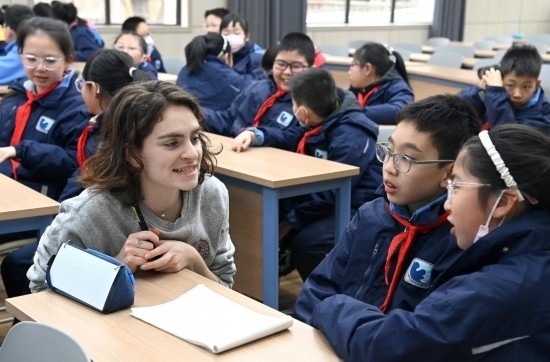  2023年12月18日，在西安新城區(qū)后宰門小學進行的中法校園文化周法語語言沙龍上，西安法語聯(lián)盟的老師與學生進行互動。新華社記者 劉瀟 攝