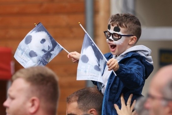  2023年7月26日，在法國圣艾尼昂市博瓦勒野生動物園外，一名兒童等待送別熊貓“圓夢”。新華社記者 高靜 攝