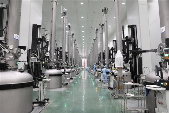 曲靖經(jīng)開區(qū)晶澳太陽(yáng)能生產(chǎn)車間場(chǎng)景。 葉倬瑋攝