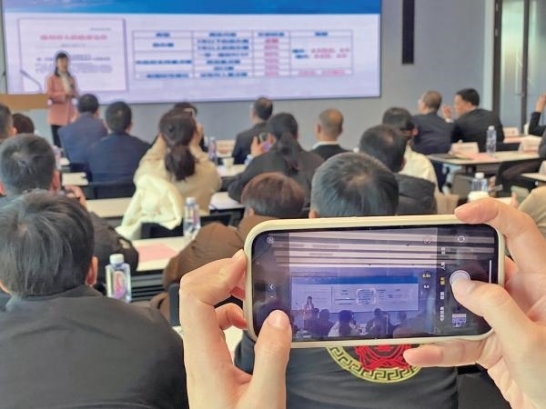 1月2日，“百團(tuán)千企出海拓市場(chǎng)增訂單”行動(dòng)啟動(dòng)。蔣文廣 攝