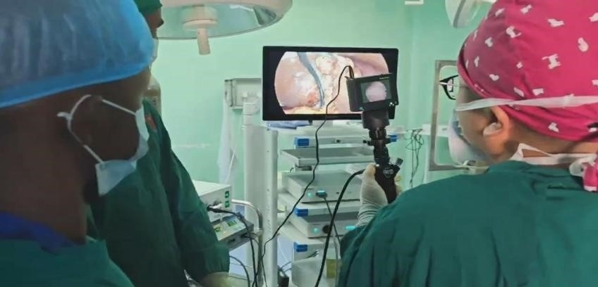 吳巍醫(yī)生（右一）在開展雙鏡聯(lián)合手術(shù)。中國(guó)援桑醫(yī)療隊(duì)供圖