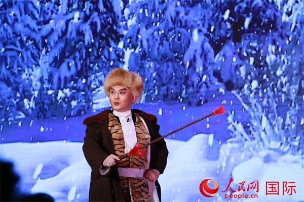 現代京劇《智取威虎山》選段《打虎上山》。人民網 許可攝