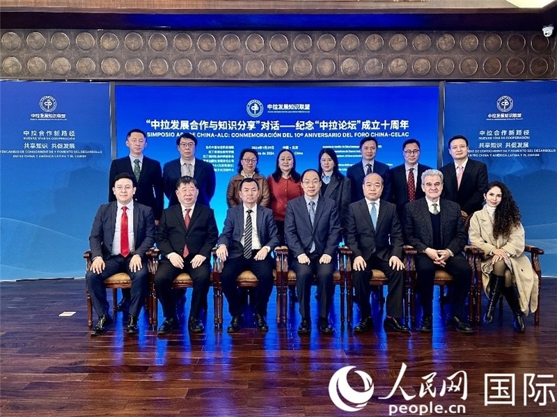 與會(huì)嘉賓合影留念。人民網(wǎng)記者 周雨攝