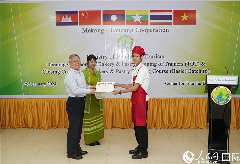 潘峰參贊向學員頒發(fā)證書。人民網記者 謝佳君攝