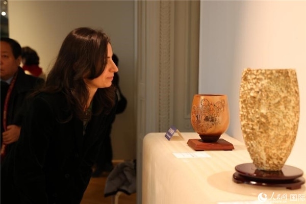 嘉賓和公眾參觀“絲路瓷行”——中國(guó)景德鎮(zhèn)陶瓷文化特展。人民網(wǎng)記者 尚凱元攝