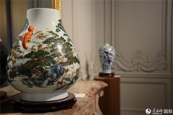 嘉賓和公眾參觀“絲路瓷行”——中國(guó)景德鎮(zhèn)陶瓷文化特展。人民網(wǎng)記者 尚凱元攝