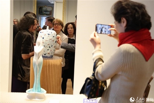 嘉賓和公眾參觀“絲路瓷行”——中國(guó)景德鎮(zhèn)陶瓷文化特展。人民網(wǎng)記者 尚凱元攝