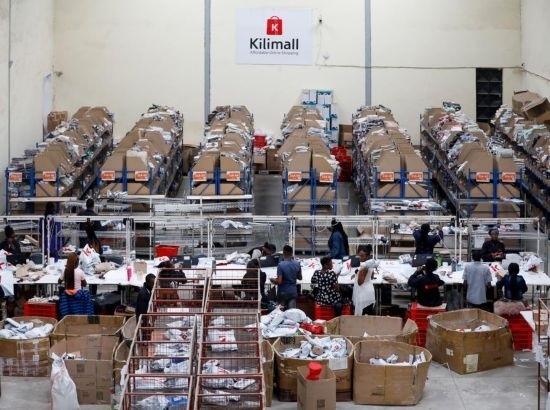 2023年11月11日，在肯尼亞姆洛隆戈，Kilimall員工在倉庫內(nèi)工作。新華社記者 李亞輝 攝