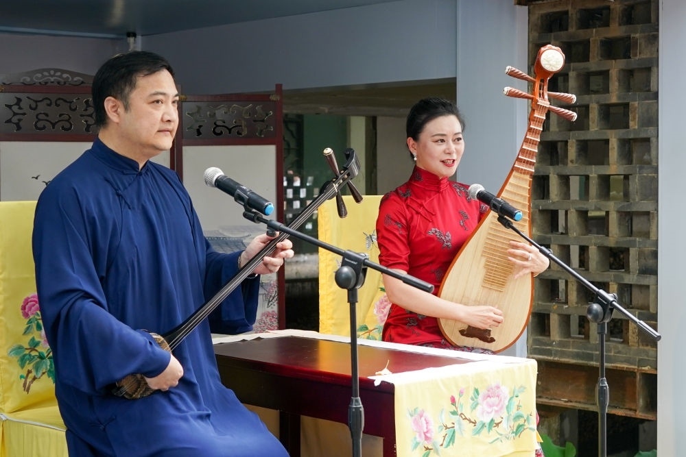 評彈藝人在蘇州平江路上的一家評彈店內(nèi)進(jìn)行表演（2023年7月7日攝）。新華社記者 李博 攝