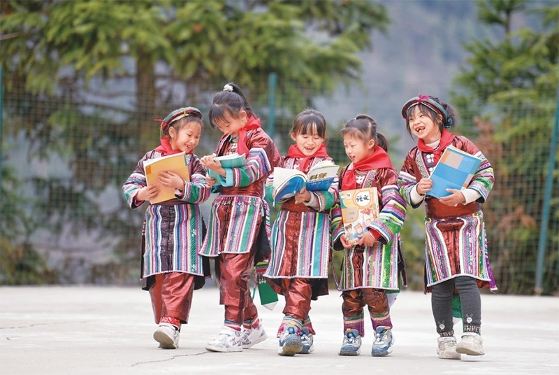位于貴州省黔東南苗族侗族自治州從江縣大山深處的西山鎮(zhèn)中寨教學點，是一所全校均為瑤族學生的“微小學”。近年來，隨著教學條件逐漸改善，學校發(fā)生了翻天覆地的變化。圖為2023年2月16日，領到新書的瑤族學生在一起交流。 新華社記者 楊文斌/攝