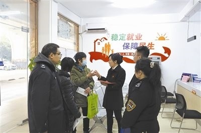  圖③：調(diào)解后，法官現(xiàn)場(chǎng)向當(dāng)事人做釋法析理工作。