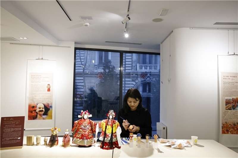 中國(guó)泉州的非遺大師制作江加走木偶頭雕刻。 布加勒斯特中國(guó)文化中心供圖_副本