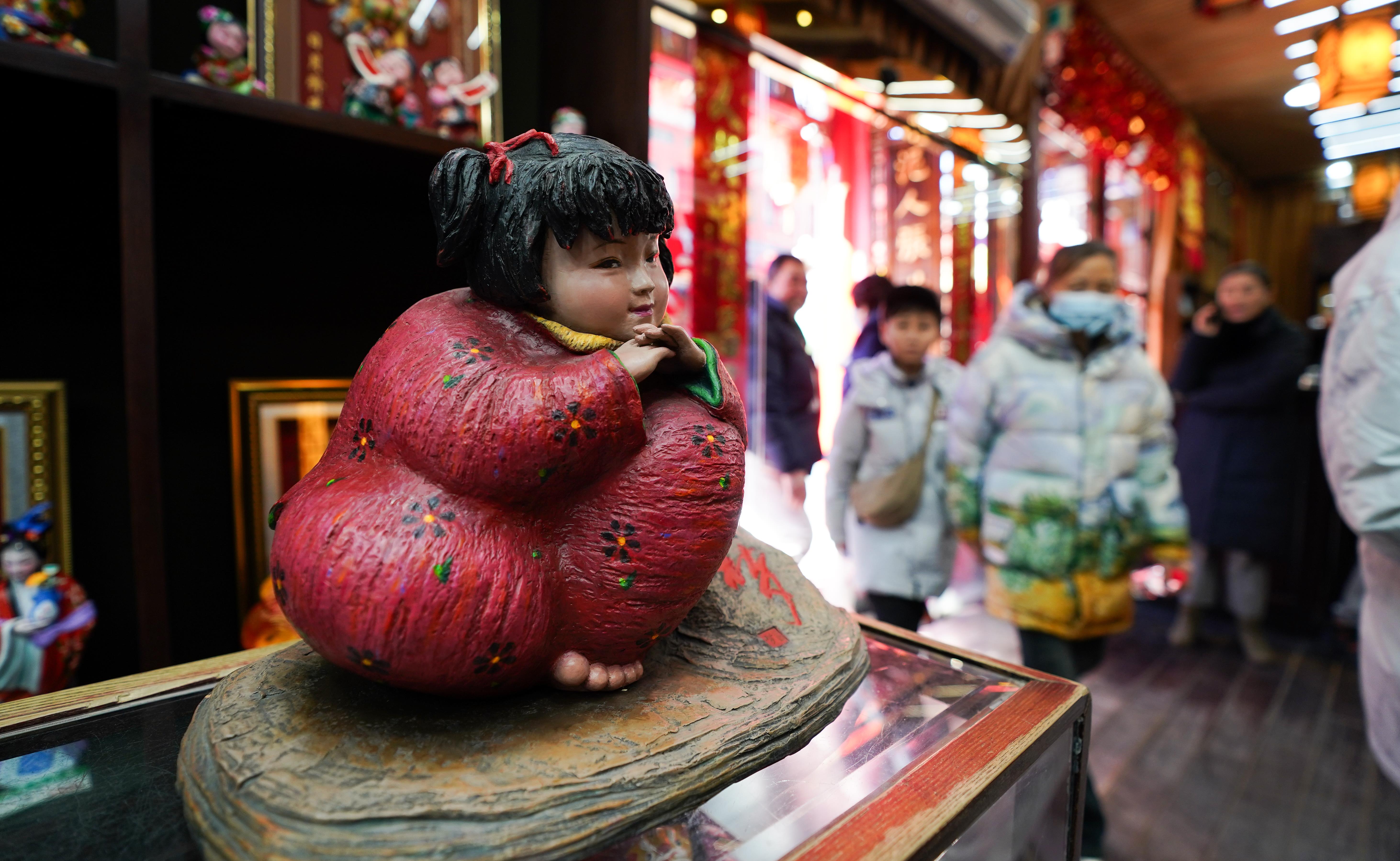 △泥人張彩塑是天津的傳統(tǒng)民間手工藝品，為天津市首批國家級非物質(zhì)文化遺產(chǎn)。（總臺國廣記者李晉拍攝）